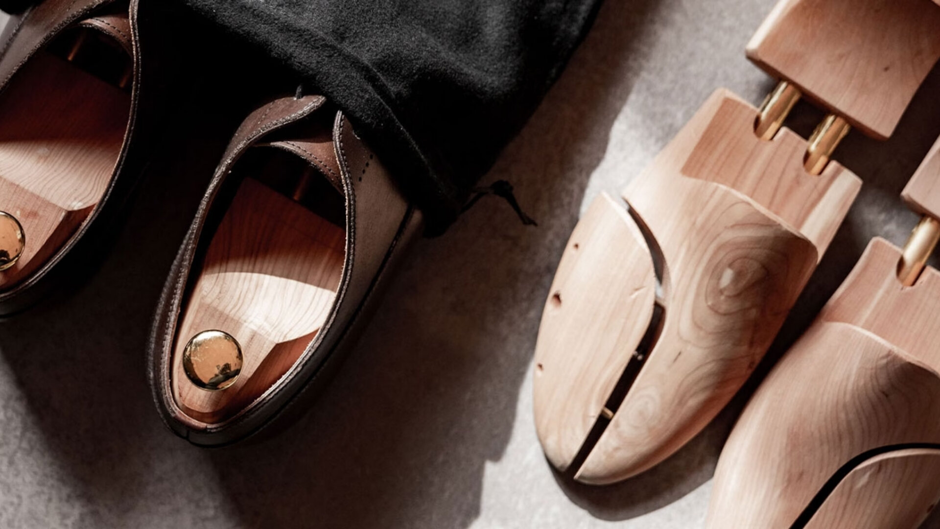 Mother and daughter using the Kiddy measuring stick to check shoe size