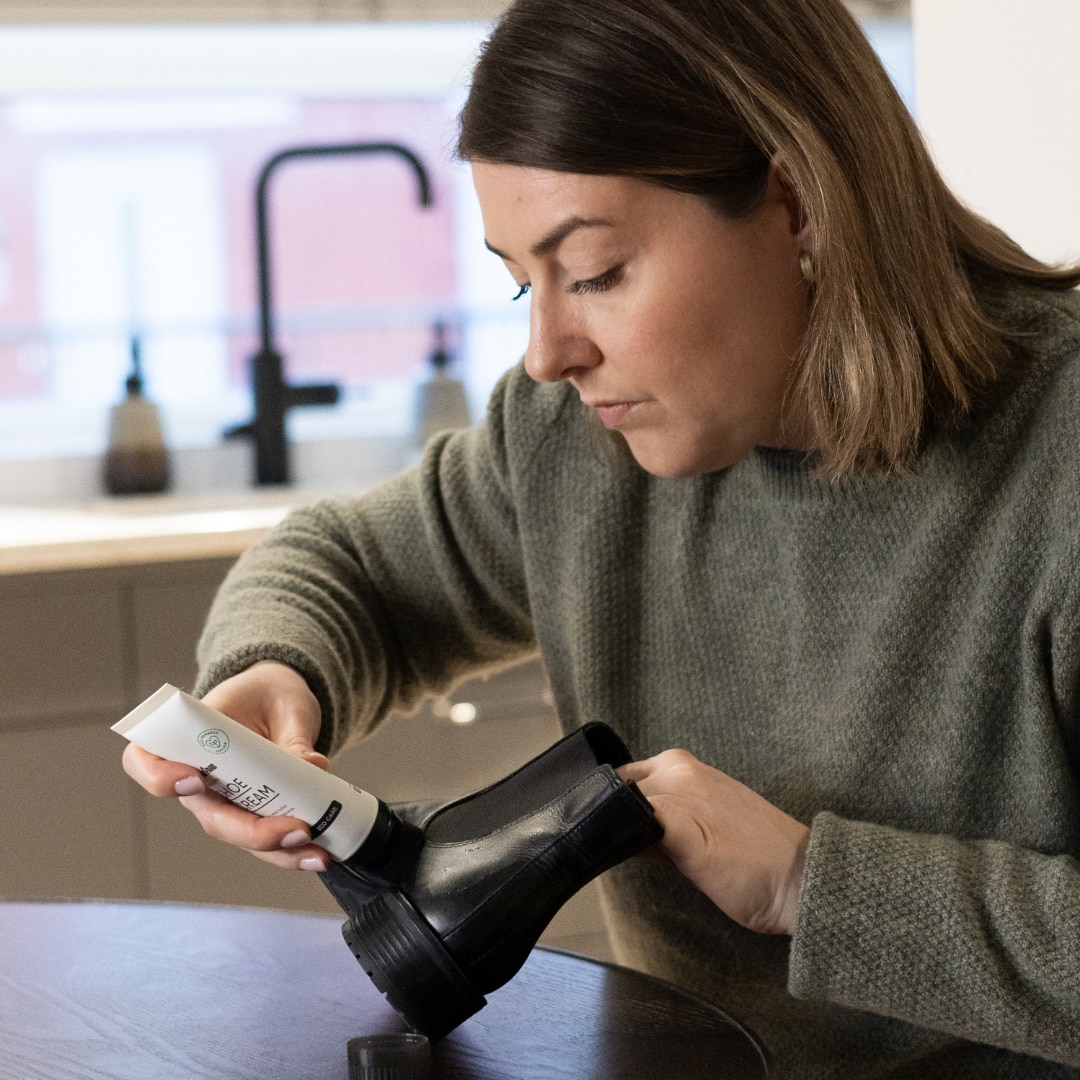 rengöra och vårda läderskor